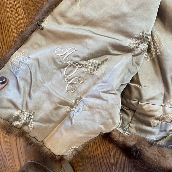 Vintage Mink Fur Shawl. Maker is Albert Furs since 1929 - Picture 3 of 7